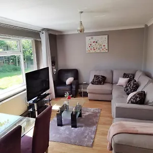 Fourth Avenue, Lovely Bungalow Available For Guests And Contractors Parking Wifi Holiday home Nottingham