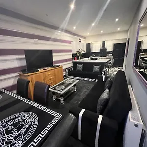 Boutique 2 Bed Grey Sleeps 10 Blackpool